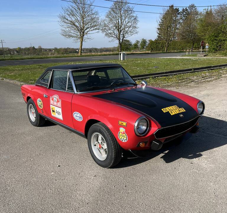 Image 1/8 de FIAT 124 Spider CS2 (1982)