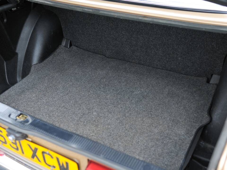 Image 31/33 of Mercedes-Benz 230 CE (1985)