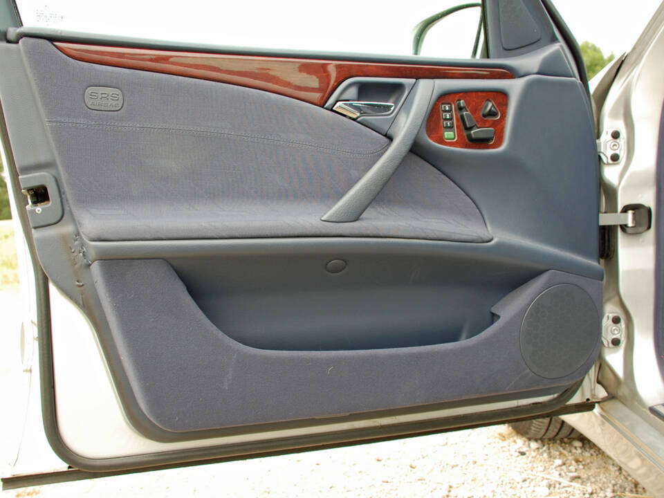 Imagen 16/34 de Mercedes-Benz E 240 (1999)