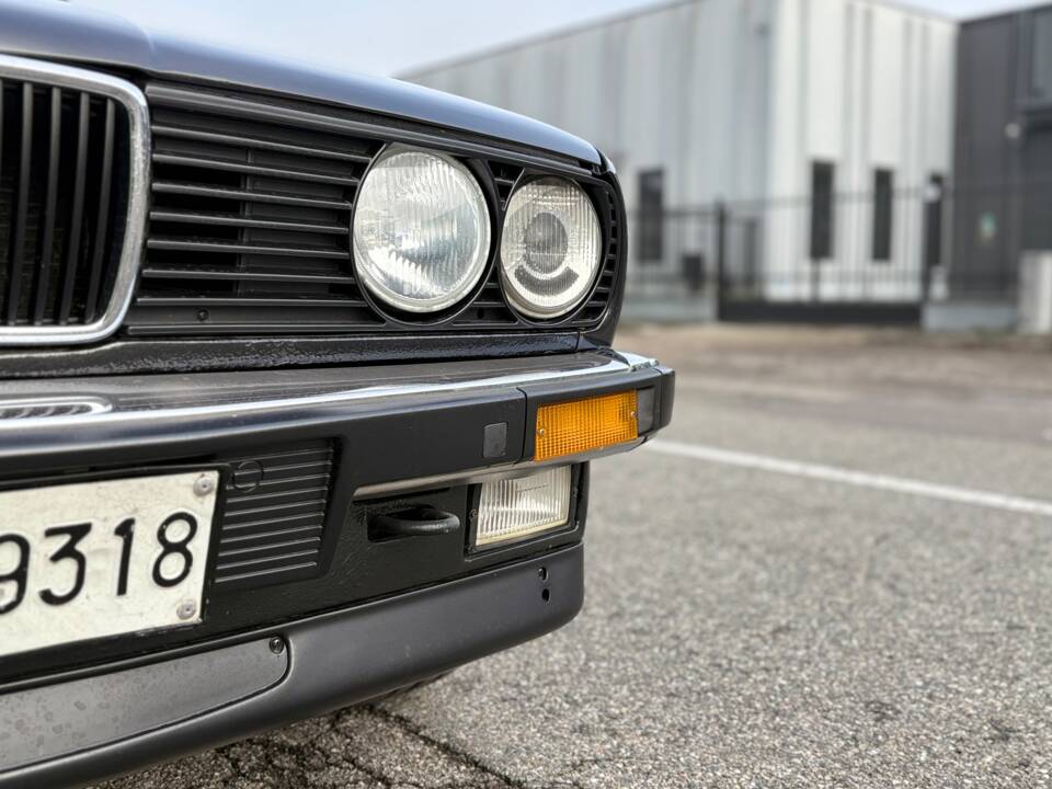 Image 19/27 de BMW 320i (1989)