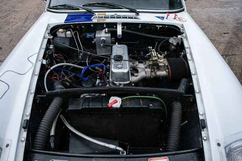 Image 3/42 of MG MGB GT (1972)