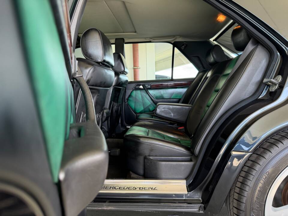 Image 16/25 of Mercedes-Benz E 500 Limited (1994)