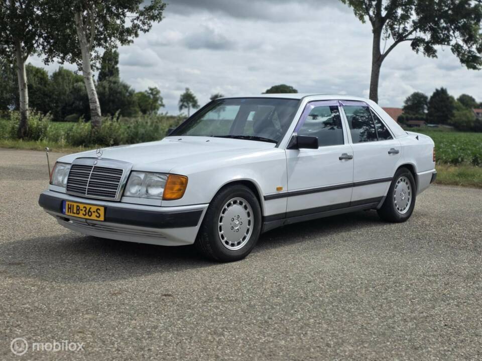 Afbeelding 3/42 van Mercedes-Benz 300 E (1986)