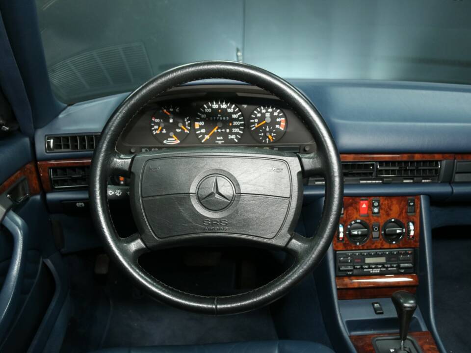 Image 18/63 of Mercedes-Benz 420 SEC (1990)