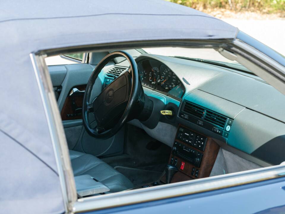 Image 21/45 of Mercedes-Benz 500 SL (1990)