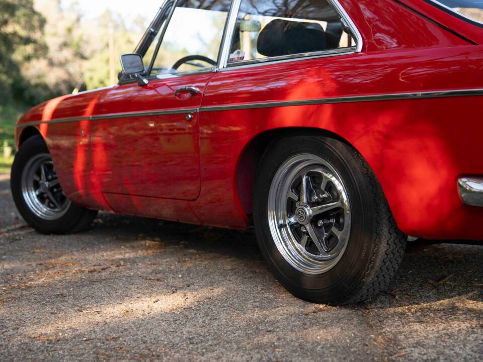 Image 30/77 of MG MGB GT (1972)