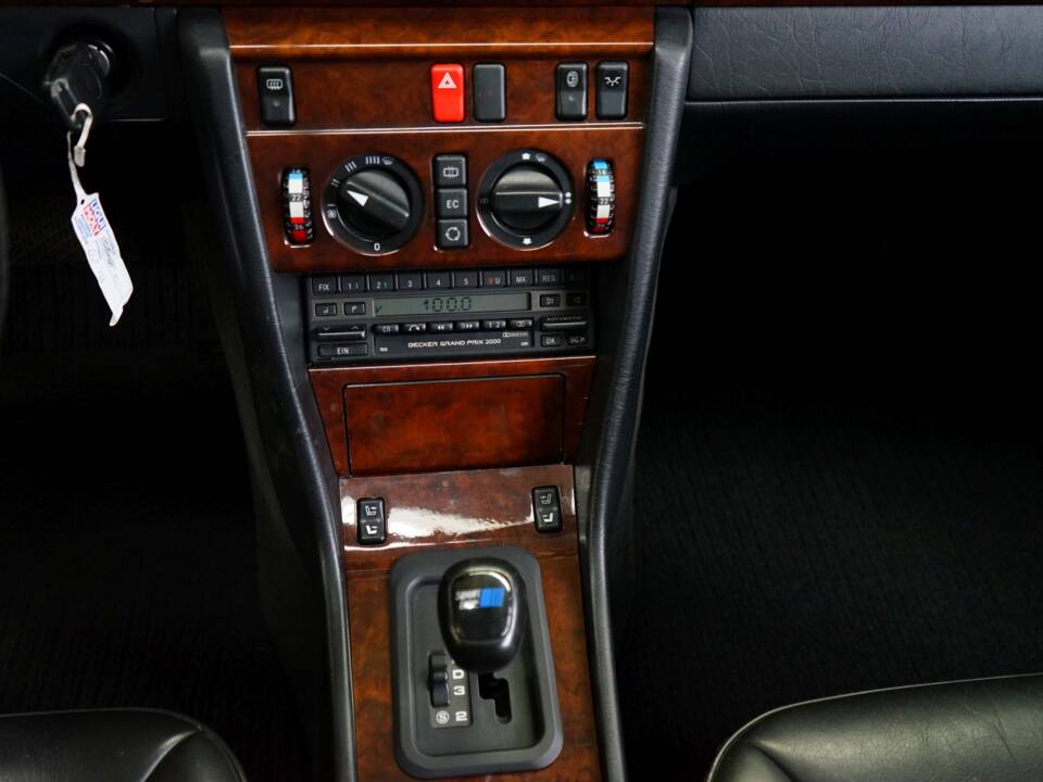 Bild 26/35 von Mercedes-Benz E 320 (1993)