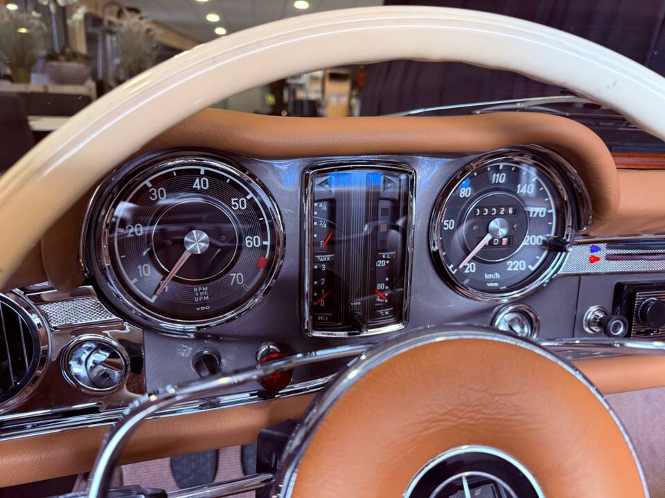 Image 18/36 of Mercedes-Benz 230 SL (1966)