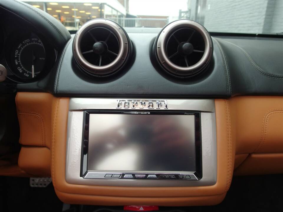 Image 50/99 of Ferrari California (2010)