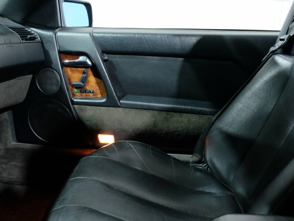 Image 12/33 de Mercedes-Benz 500 SL (1990)