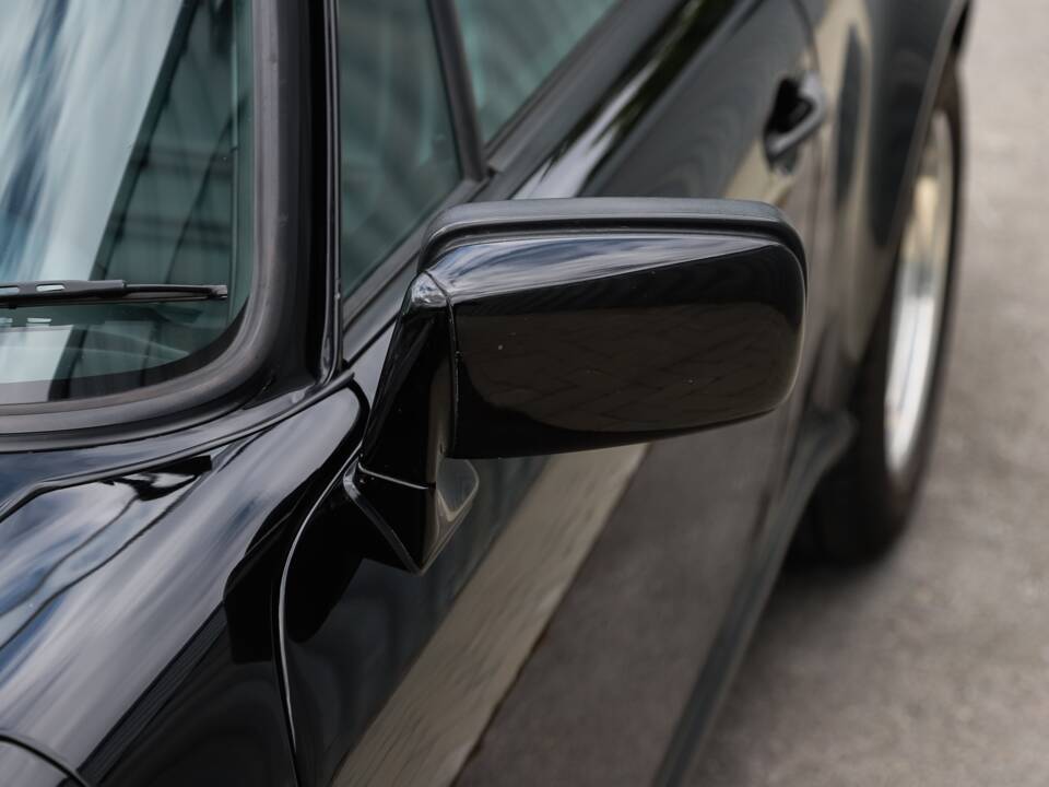 Image 21/108 de Porsche 911 Carrera 3.2 (1989)