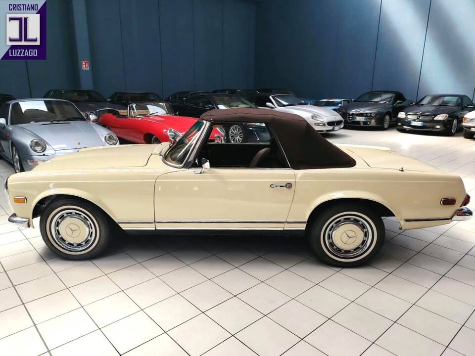 Image 3/58 de Mercedes-Benz 280 SL (1969)