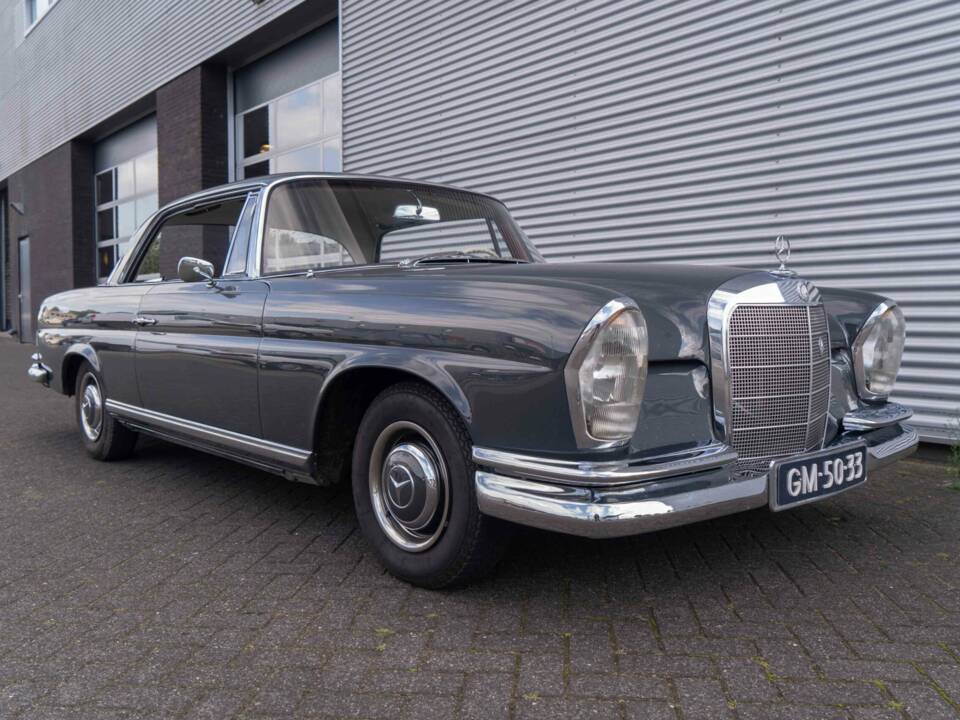 Image 1/6 de Mercedes-Benz 220 SE b (1964)