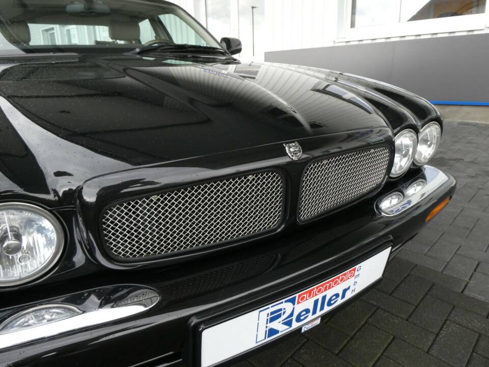 Image 19/21 of Jaguar XJR 4.0 (2001)