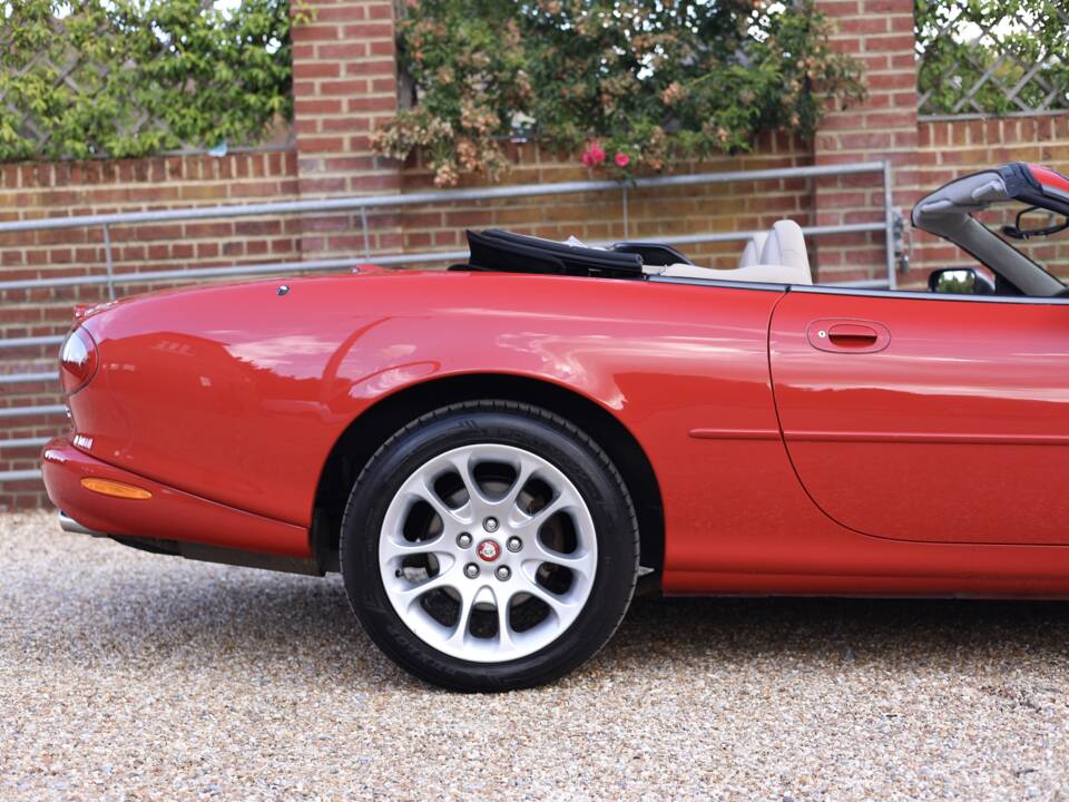 Image 14/50 de Jaguar XKR (2000)