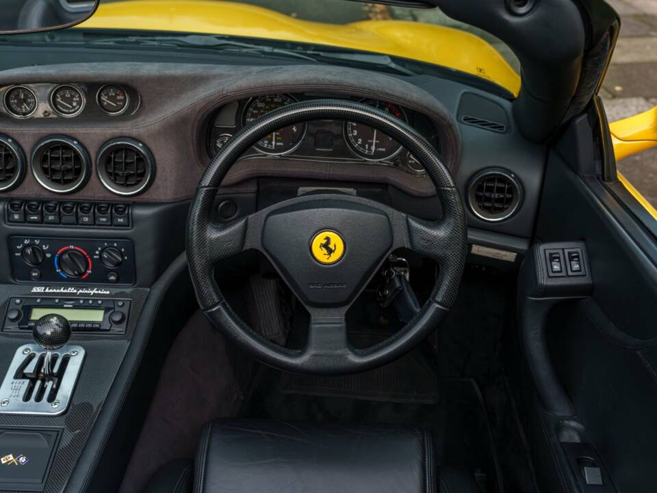 Immagine 16/30 di Ferrari 550 Barchetta (2001)