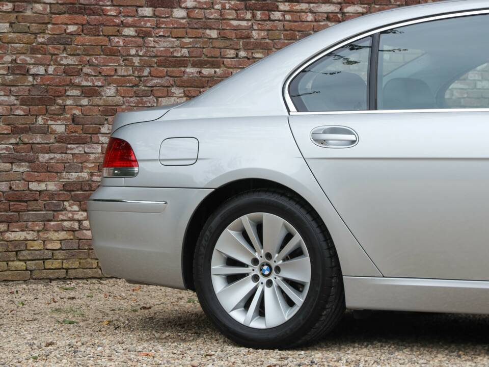 Immagine 37/50 di BMW 750i (2007)