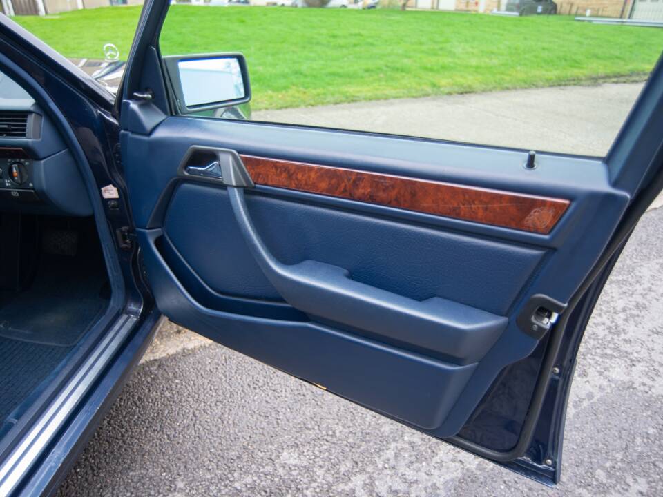 Bild 18/26 von Mercedes-Benz 300 TE (1992)
