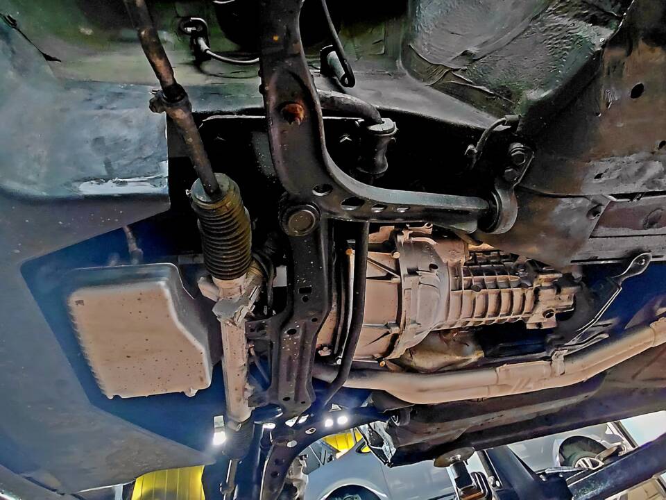 Immagine 36/53 di BMW 320i (1989)