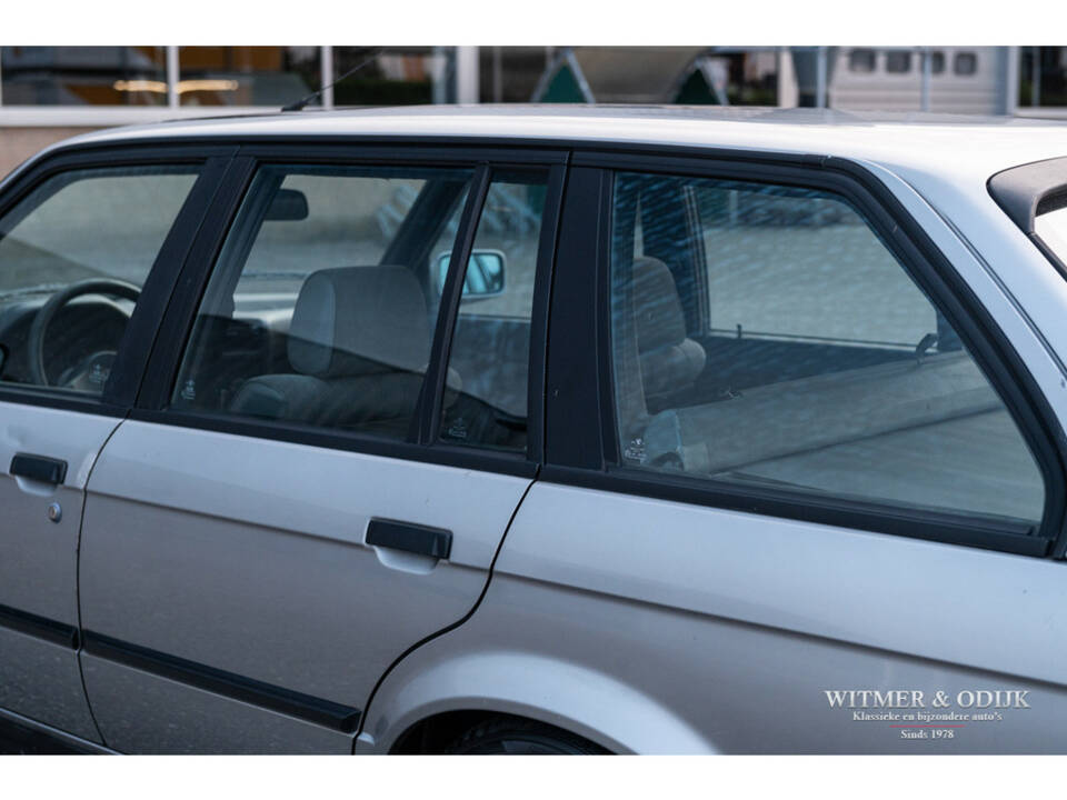 Image 31/50 de BMW 320i Touring (1989)