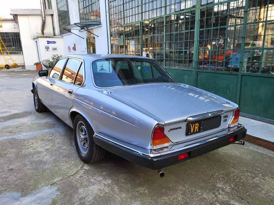 Image 13/39 de Jaguar XJ 6 4.2 (1982)