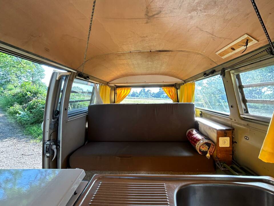 Image 12/20 of Volkswagen T2b Kombi (1974)