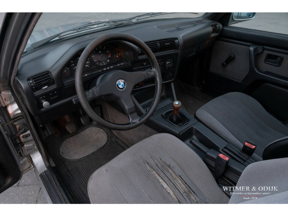 Image 6/50 de BMW 320i Touring (1989)