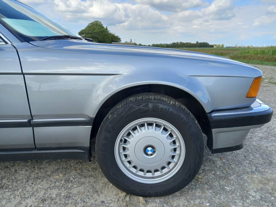 Bild 7/8 von BMW 735i (1987)