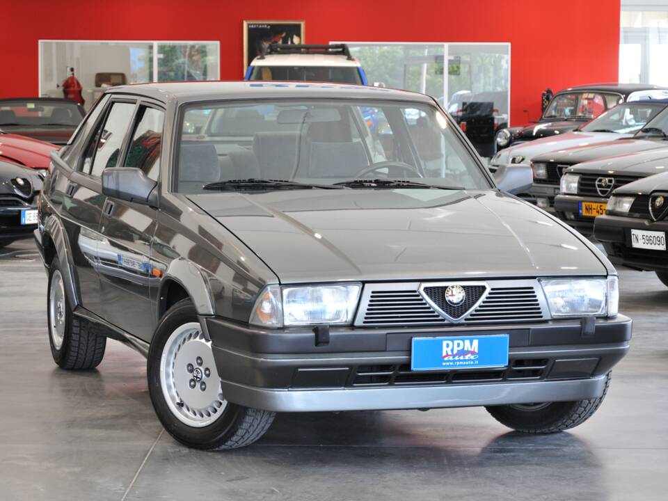 Image 1/34 de Alfa Romeo 75 2.0 Twin Spark (1987)