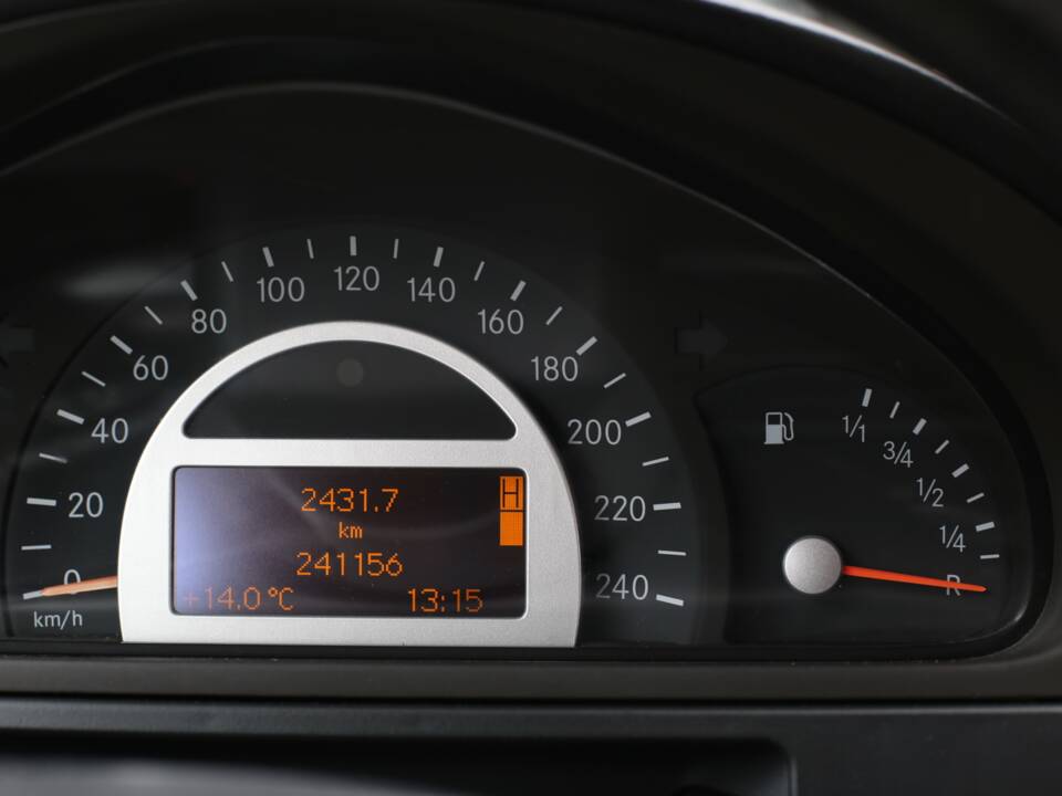 Image 29/64 of Mercedes-Benz G 400 CDI (LWB) (2004)