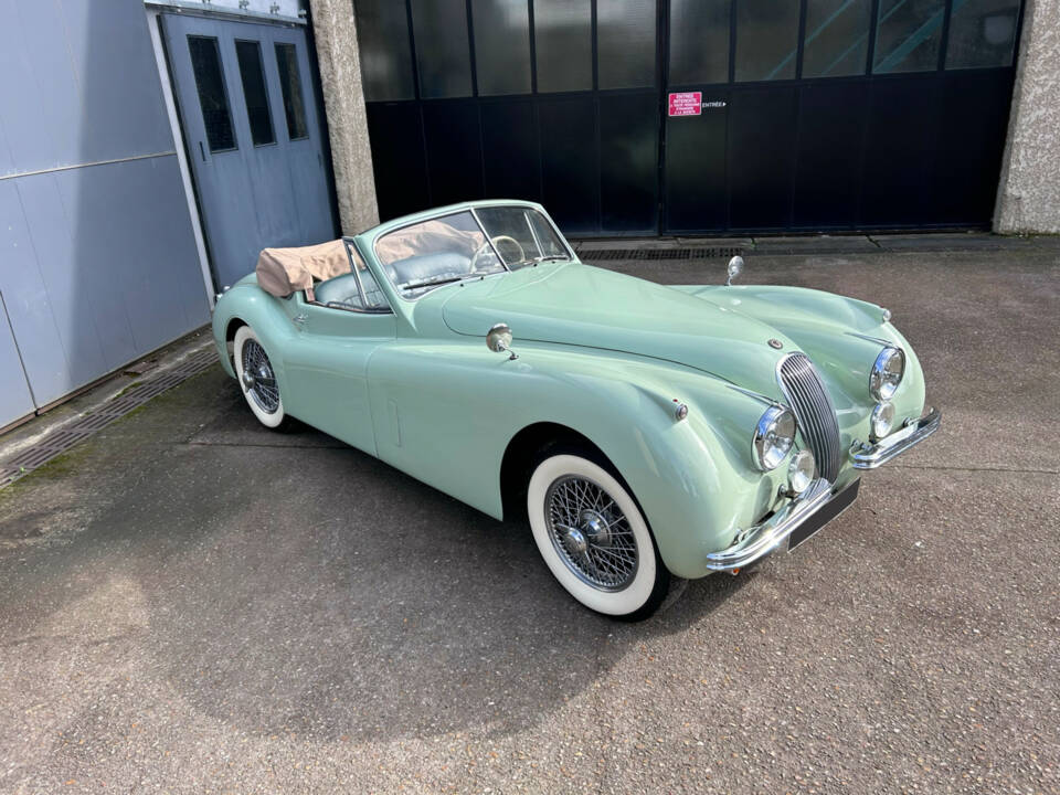 Image 2/24 of Jaguar XK 120 DHC (1953)