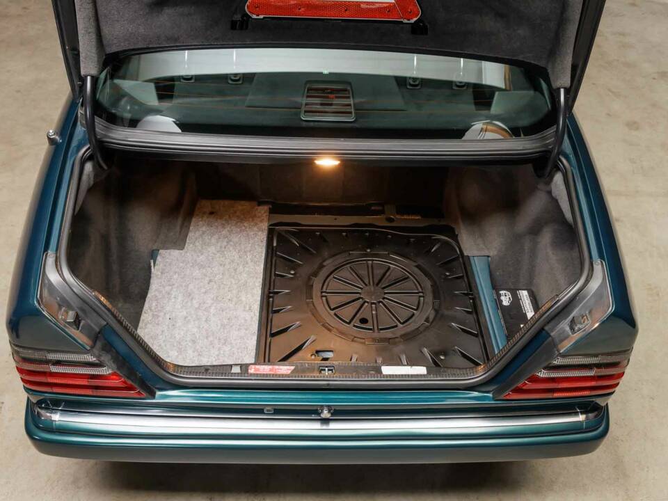 Bild 31/40 von Mercedes-Benz E 220 (1995)