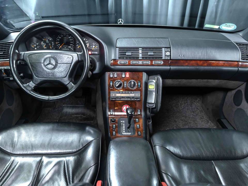 Image 20/37 de Mercedes-Benz 300 SE (1992)