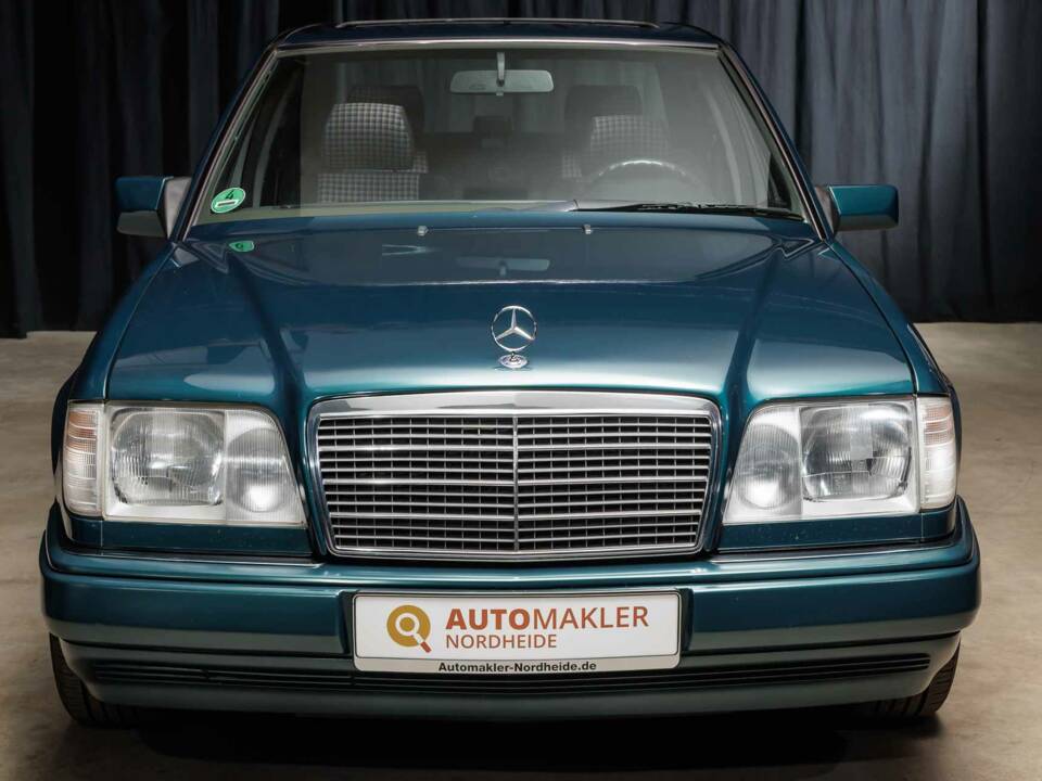 Bild 4/40 von Mercedes-Benz E 220 (1995)