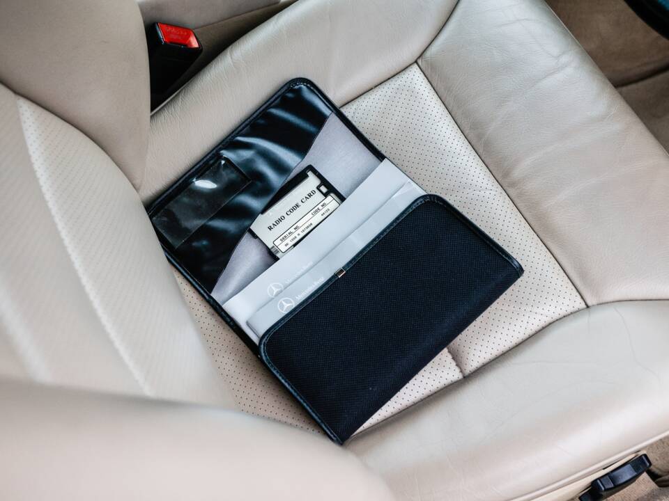 Immagine 31/47 di Mercedes-Benz E 220 (1995)