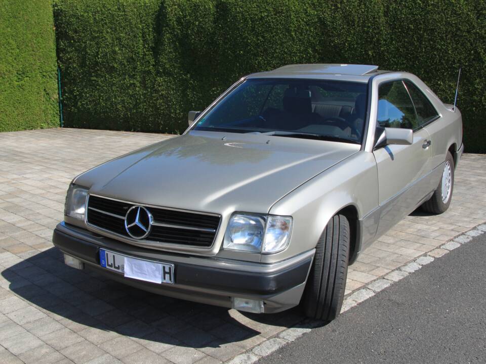 Bild 13/16 von Mercedes-Benz 230 CE (1990)
