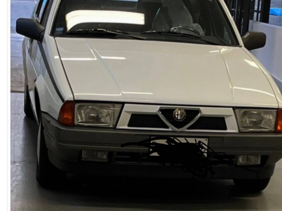 Obraz 9/10 pojazdu Alfa Romeo 75 1.6 (1991)