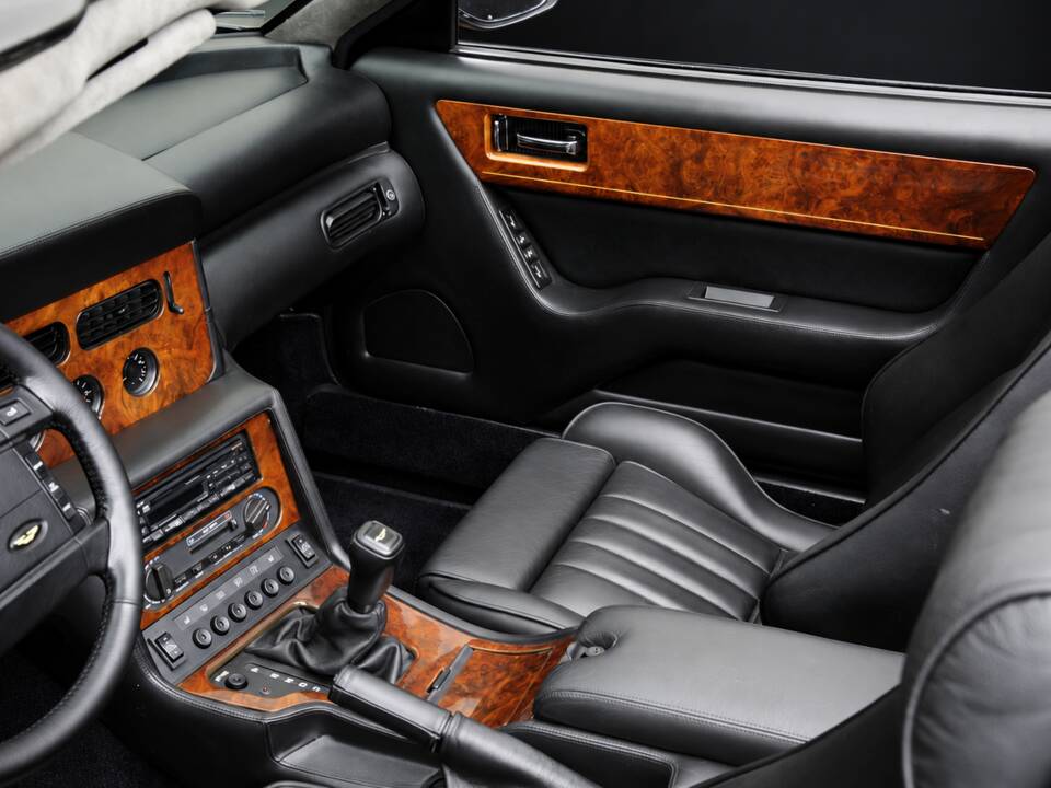 Immagine 7/17 di Aston Martin Virage Volante (1994)