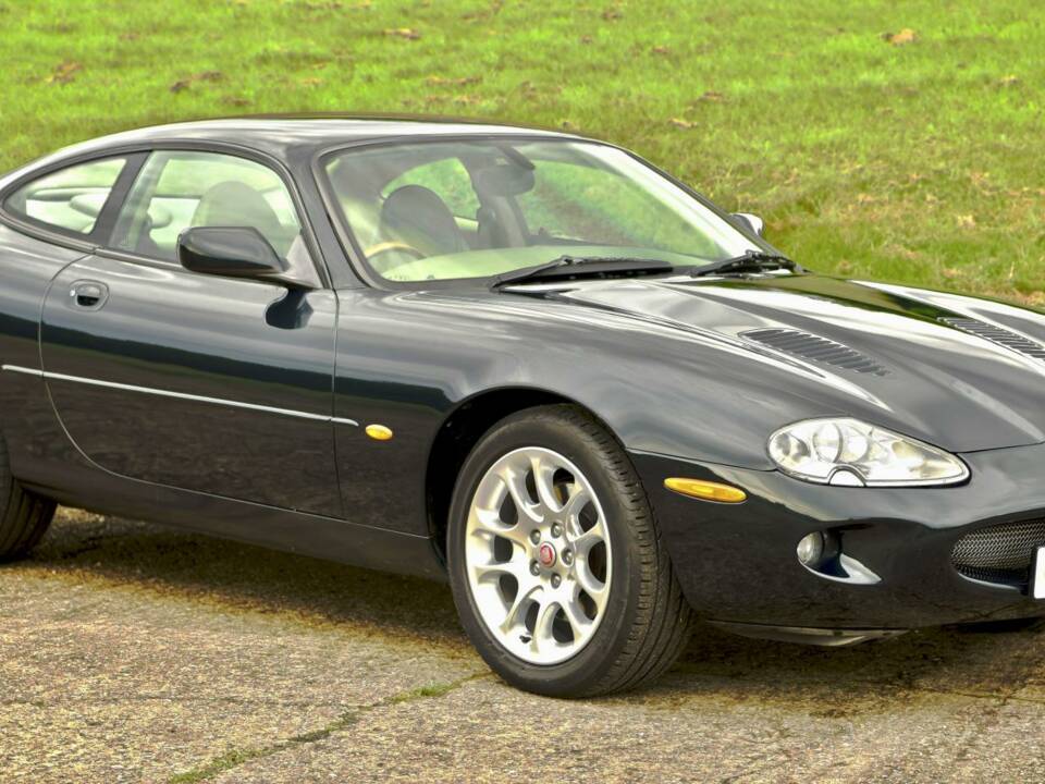 Image 4/50 of Jaguar XKR (2000)