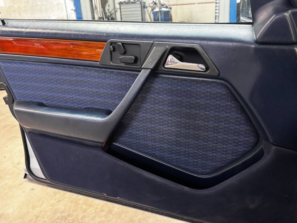 Bild 14/49 von Mercedes-Benz E 320 T (1993)