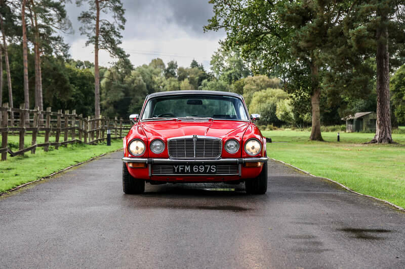 Image 11/40 of Jaguar XJ 6 C 4.2 (1977)