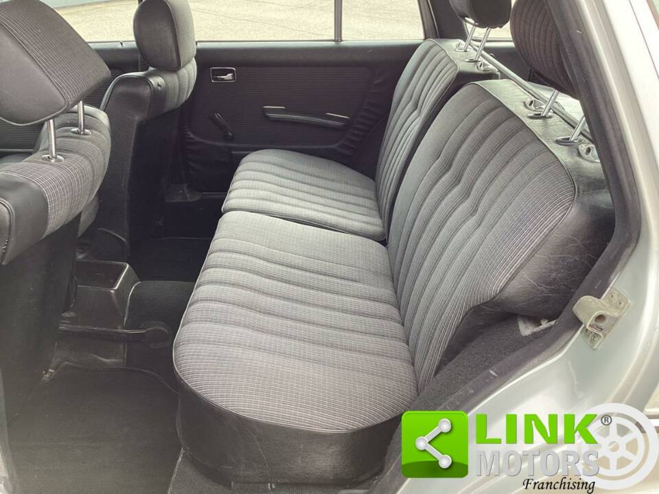 Image 4/10 of Mercedes-Benz C 200 T (1985)