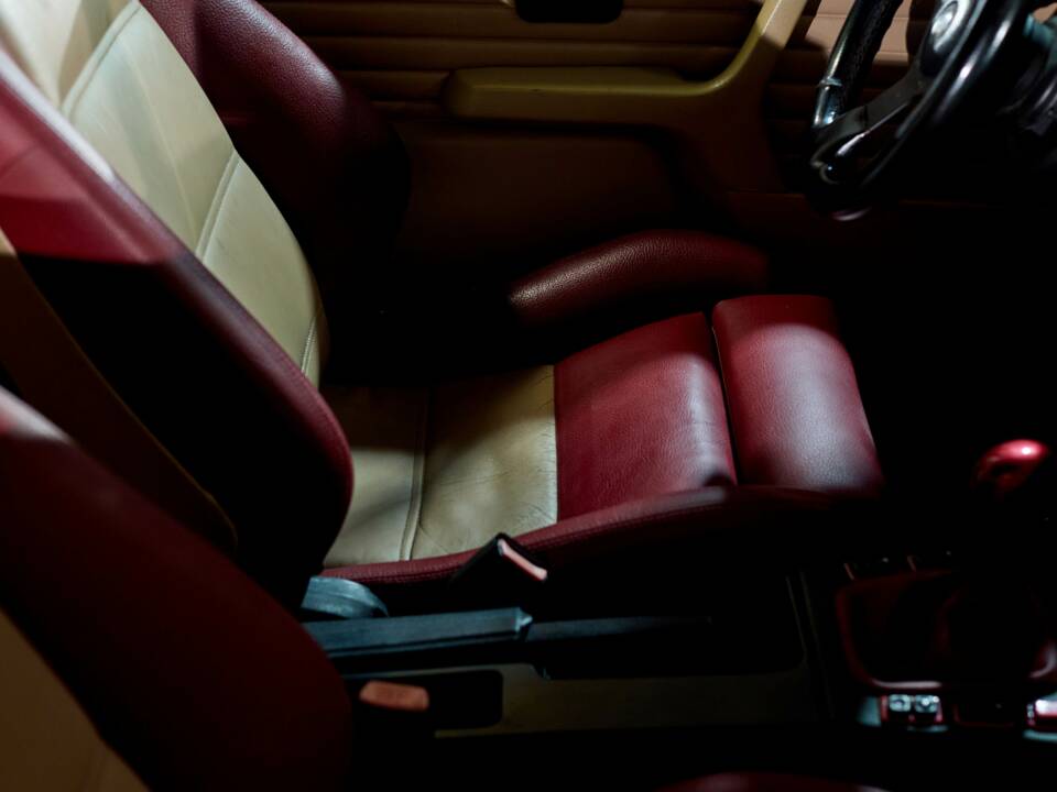 Image 38/45 of BMW 320i (1990)