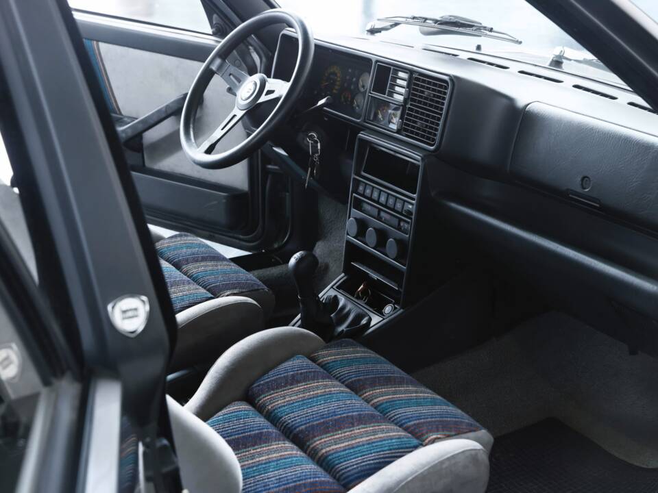 Image 37/50 of Lancia Delta HF Integrale (1988)