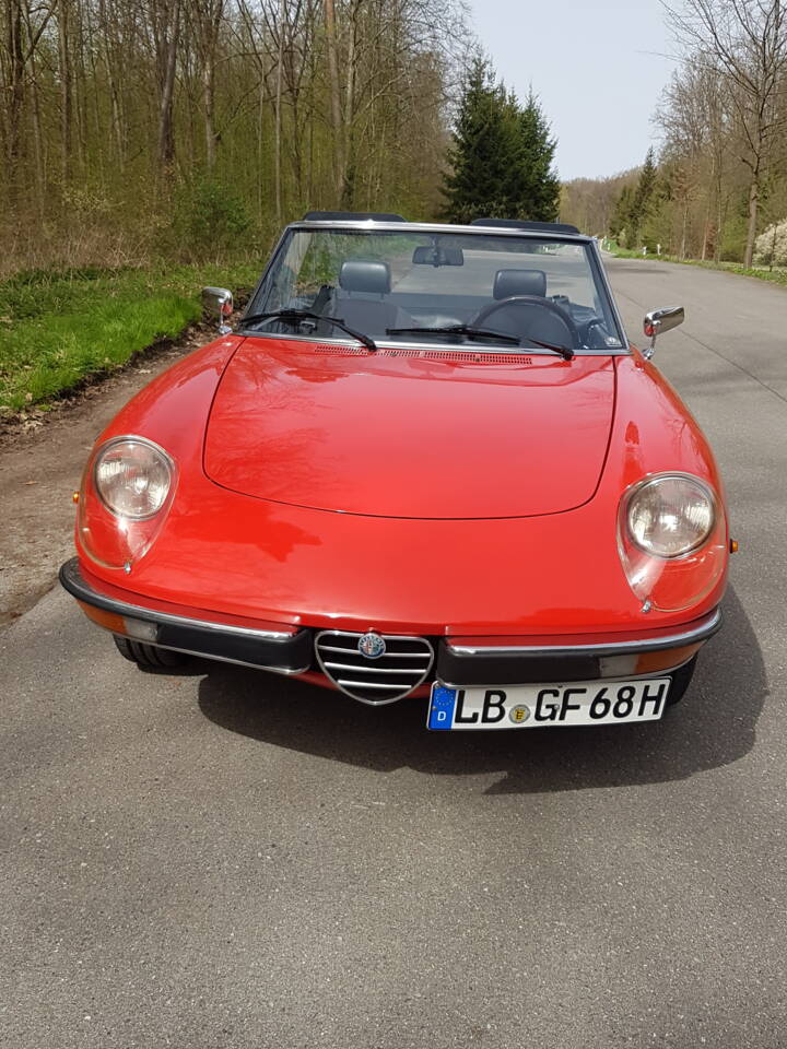 Image 2/11 de Alfa Romeo 2000 Spider Veloce (1980)