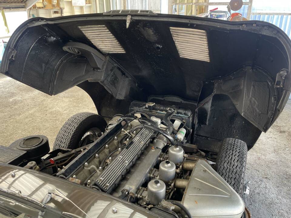 Image 11/12 of Jaguar E-Type (1971)