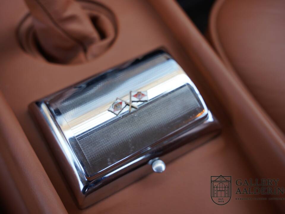 Image 32/50 de Ferrari 330 GT 2+2 (1965)