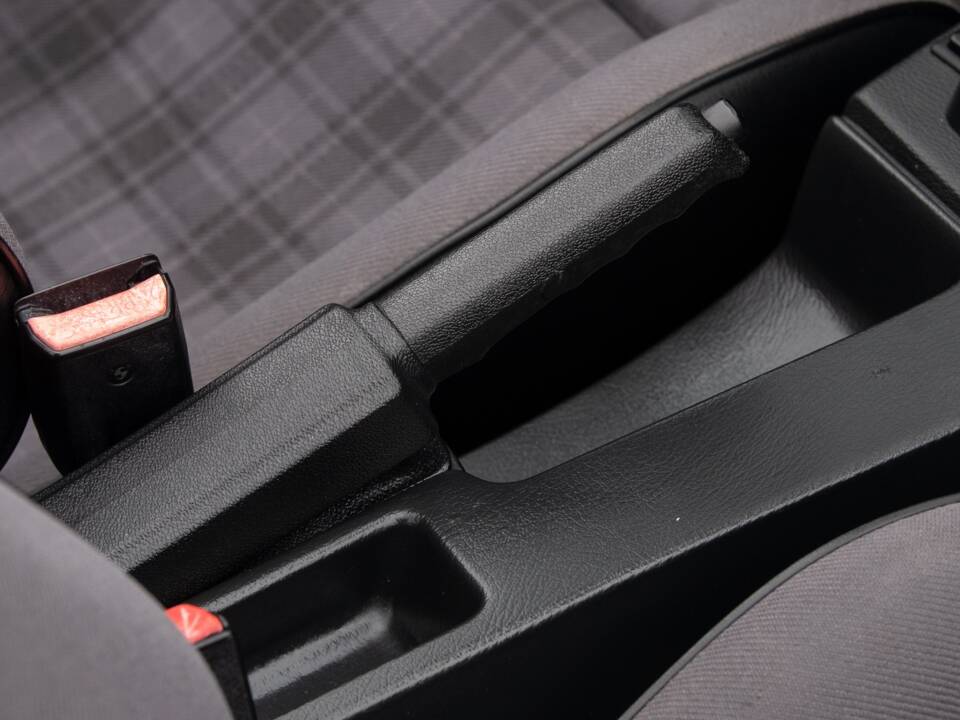 Image 21/50 of BMW 320i (1987)