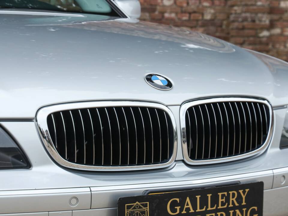 Immagine 39/50 di BMW 750i (2007)