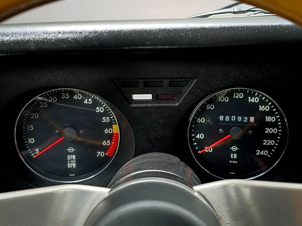 Image 24/34 of Opel GT 1900 (1969)